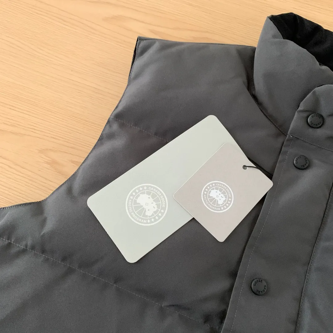 Style number: Y 138 𝑪𝒂𝒏𝒂𝒅𝒂 𝑮𝒐𝒐𝒔𝒆Canada Goose counter level! Canadagoose/Canada Goose New Arrival "2078APPSeries" down vest for men and women Material list: 1⃣ Original custom-made double plain 9500-100% nylon nylon fabric 2⃣ Original YKK zipper, non-sub-factory product 3⃣ National standard 80% white duck down from Guangzhou Inspection, (zp uses 80% white duck down/any boasts of 90% are fake) Material analysis characteristics: 1⃣ Original factory/9500-100% nylon 100% nylon Lurex yarn is actually 100% nylon, which is rarely pure now. Most of them are mixed with cotton thread or polyester. Our top original version is developed in accordance with ZP and uses the same material. 2⃣ As we all know, the original version uses 80% white duck down. The fill power refers to the cubic inches of volume occupied by each ounce (30 grams) of down under certain conditions. If the space occupied by one ounce of down is cubic inches, the fill power of the down is called . So we can simply understand it as: fill power is the volume of down, and the volume of down is fill power. The higher the fill power of down, it means that under the same filling amount, down can fix a larger volume of air layer to keep warm and insulate, so the warmth retention of down is better. Size:XS-2XL Color: Navy Blue Beige Gray Black Label Gray Red Label Black Red Label Black Black Label Red Blue Pink